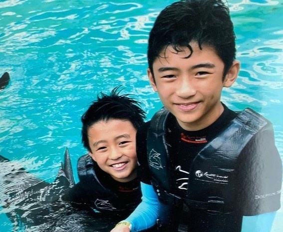 Hai con cua Truong Ba Chi khong noi duoc tieng Trung Quoc pho thong hinh anh