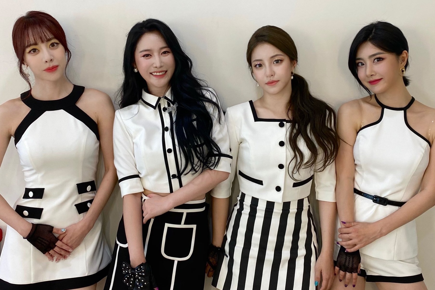 Quang cao cua Brave Girls bi go hinh anh