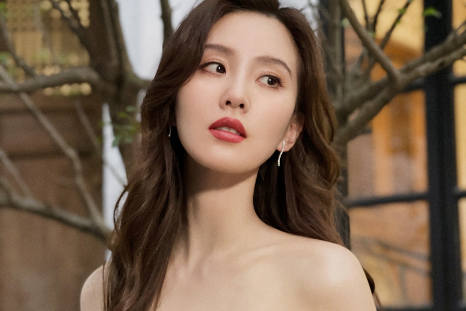 Luu Thi Thi, Quan Hieu Dong gap rac roi vi quang cao hinh anh