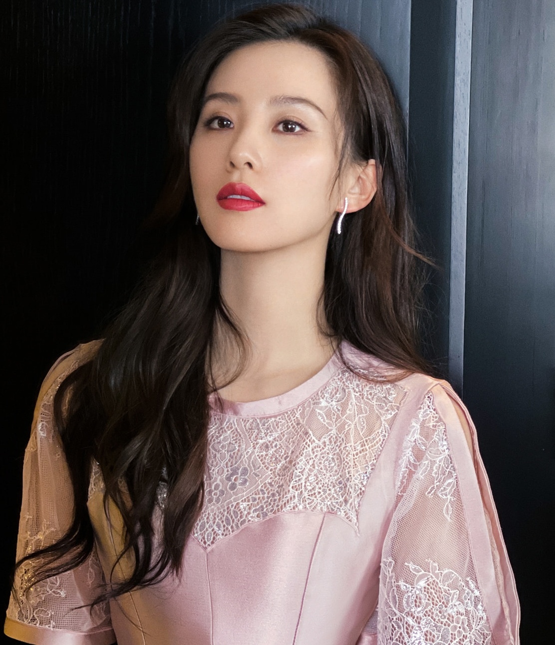 Luu Thi Thi quang cao san pham gay rung toc anh 1