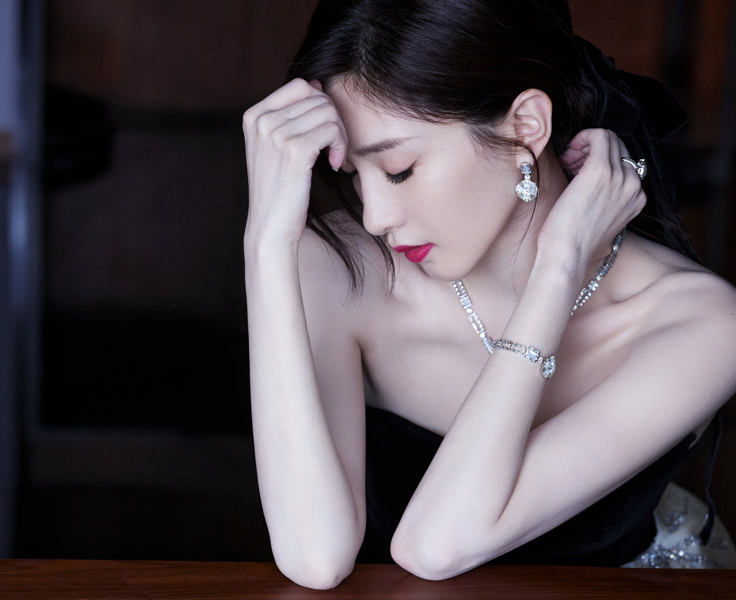 Luu Thi Thi,  Duong Mich dien xuat kem anh 2