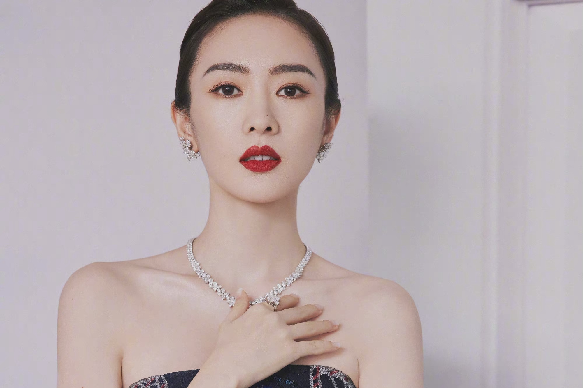 Dong Dao thang giai Thi hau voi vai dien trong '30 chua phai la het' hinh anh