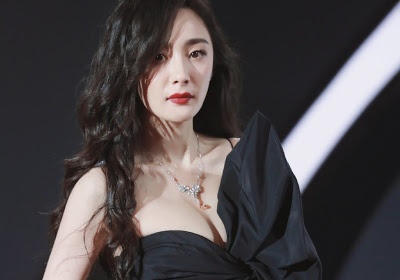 Ba tro ly giup Duong Mich thay giay, chinh toc hinh anh