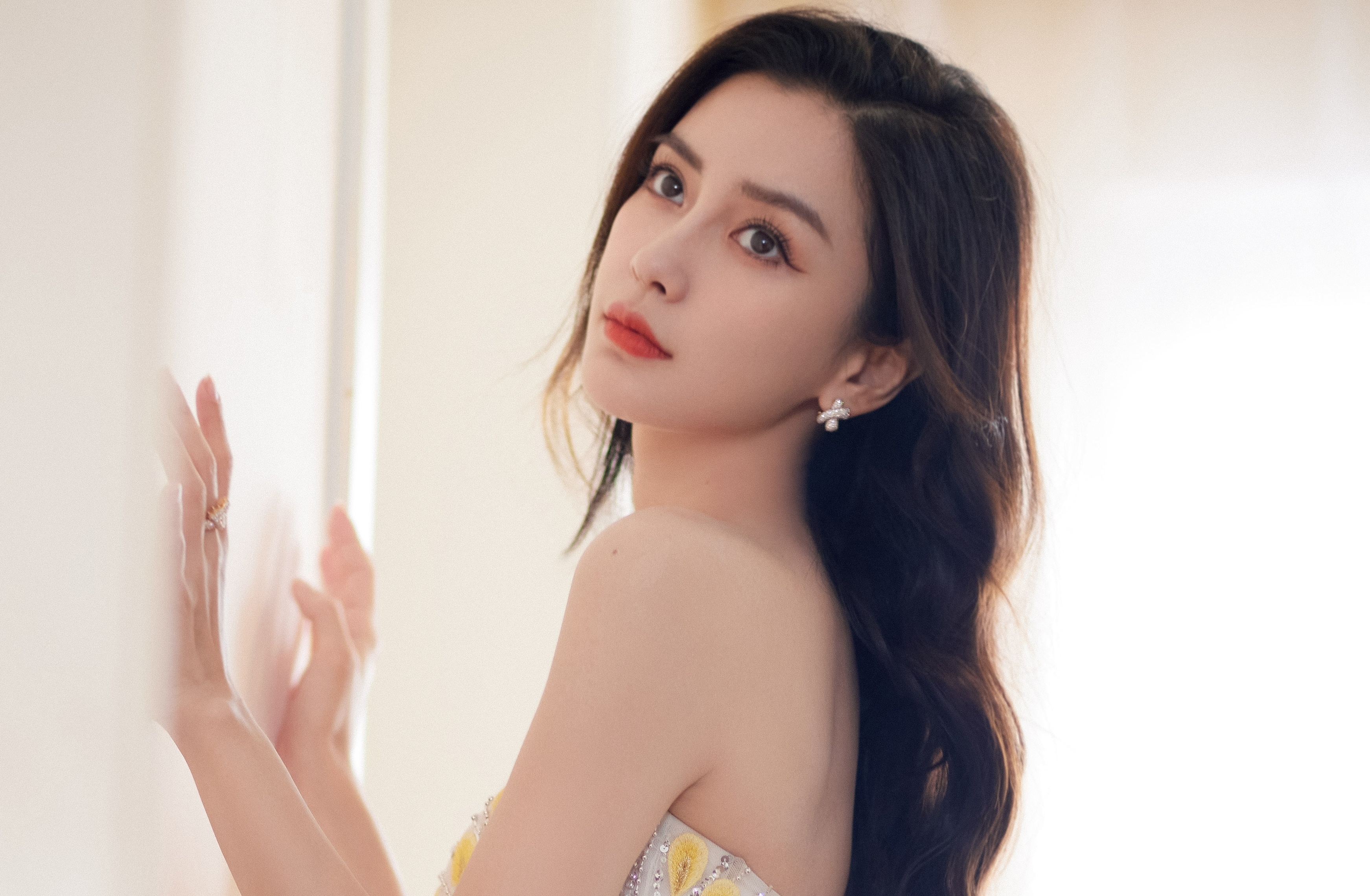 Angelababy vao vai tinh nhan cua dan em kem 12 tuoi hinh anh