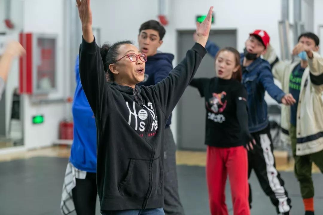 Hoan Chau cach cach anh 16