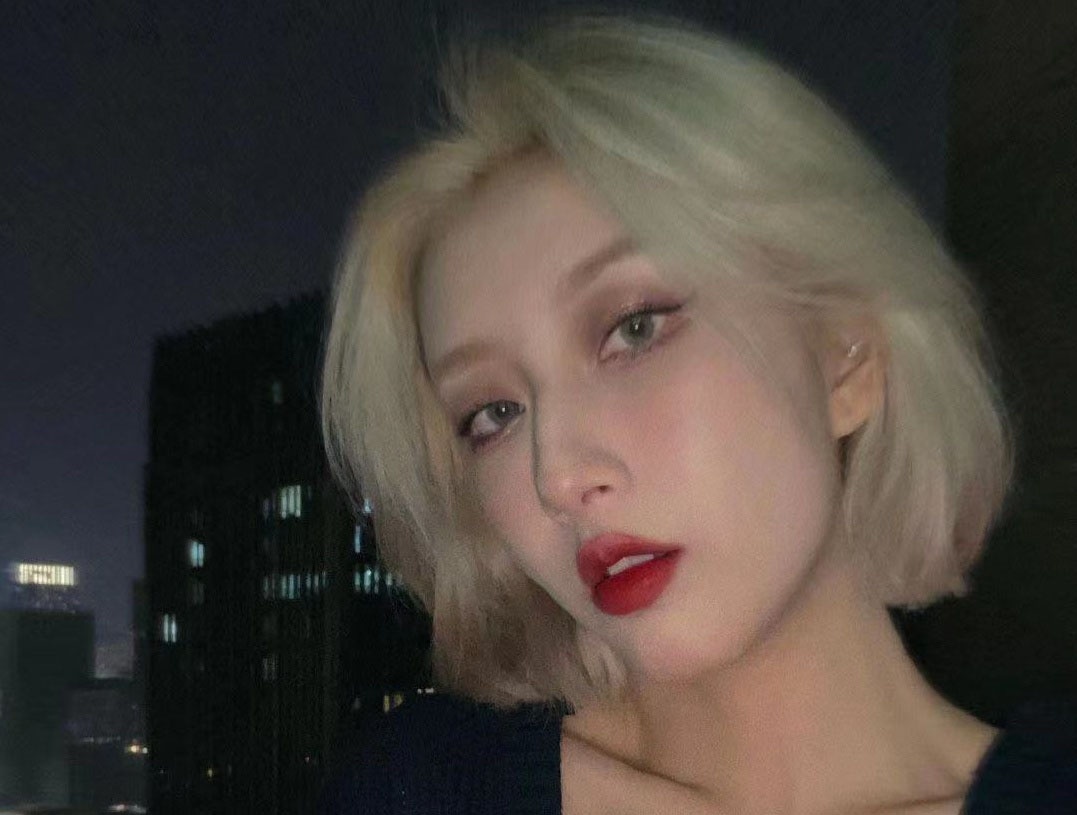 Nguoi dep Trung Quoc bi ban trai danh hinh anh