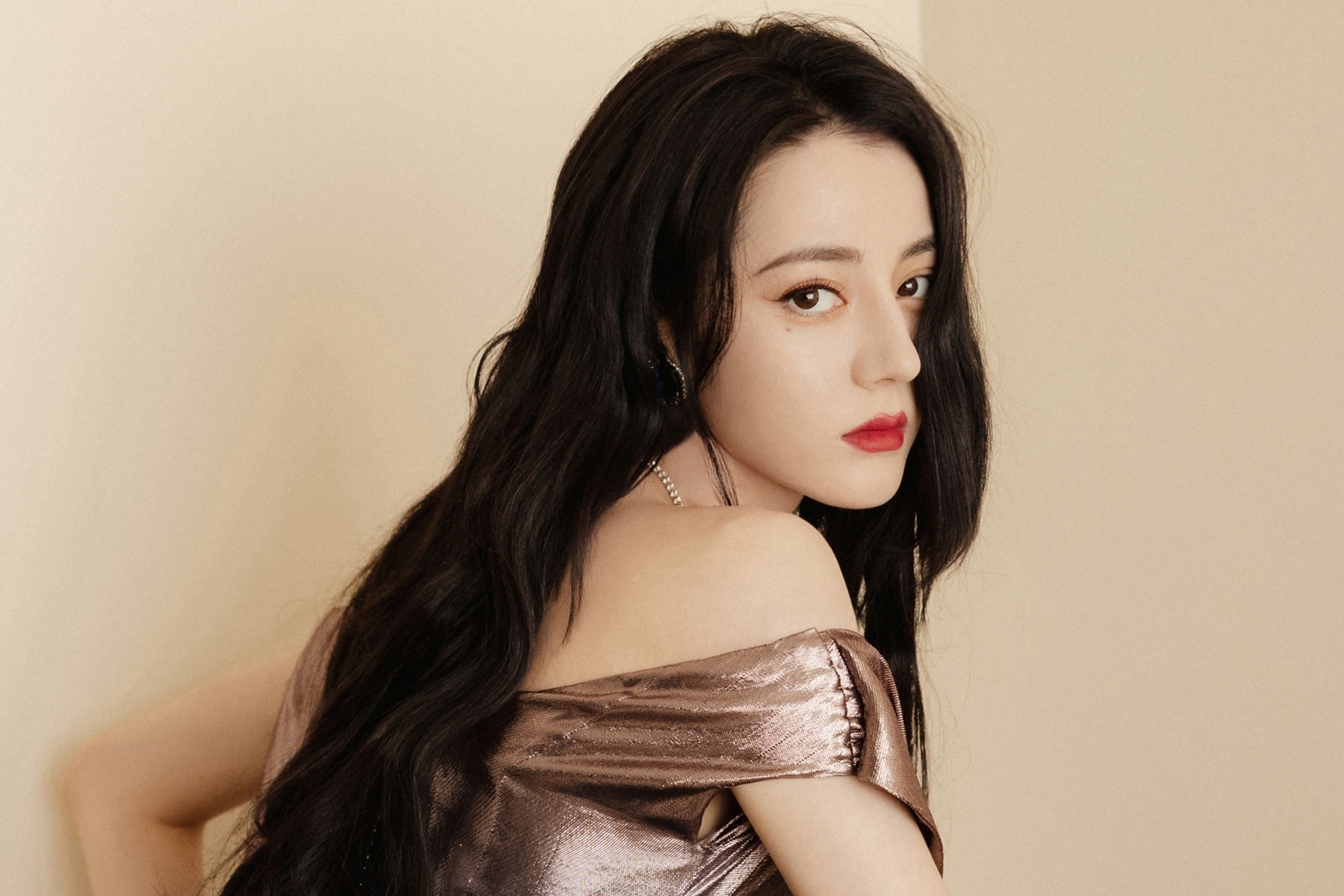 Dich Le Nhiet Ba gay lo ngai khi dong phim co trang hinh anh