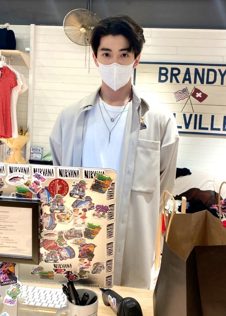 ca si Trung Quoc lam thu ngan anh 1