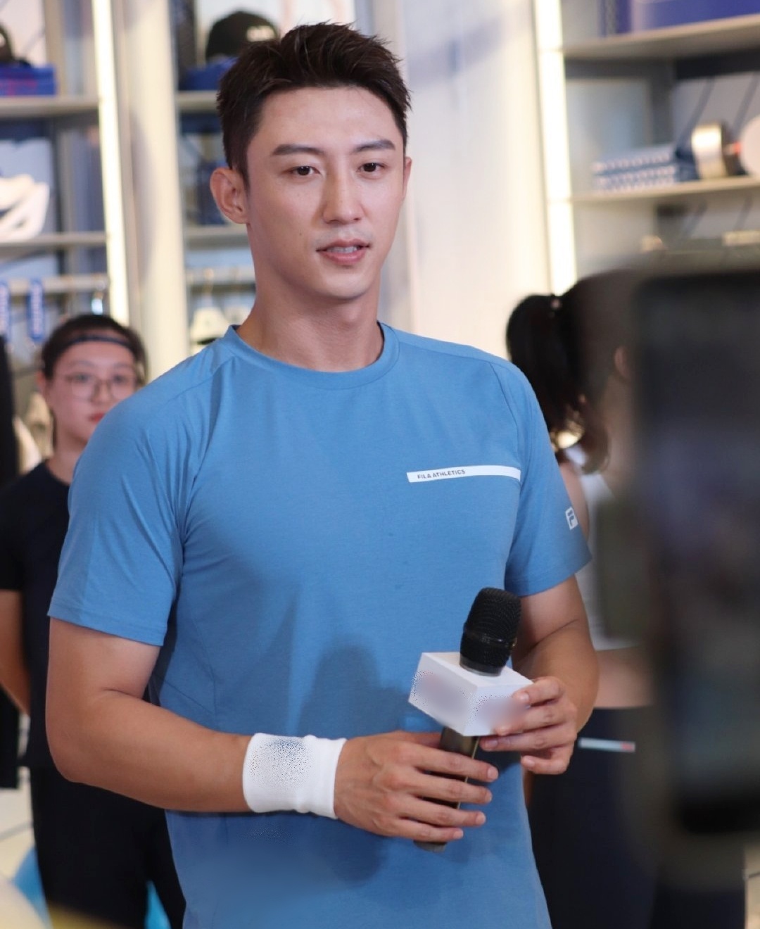 Hoang Canh Du thue 100 ve si anh 1