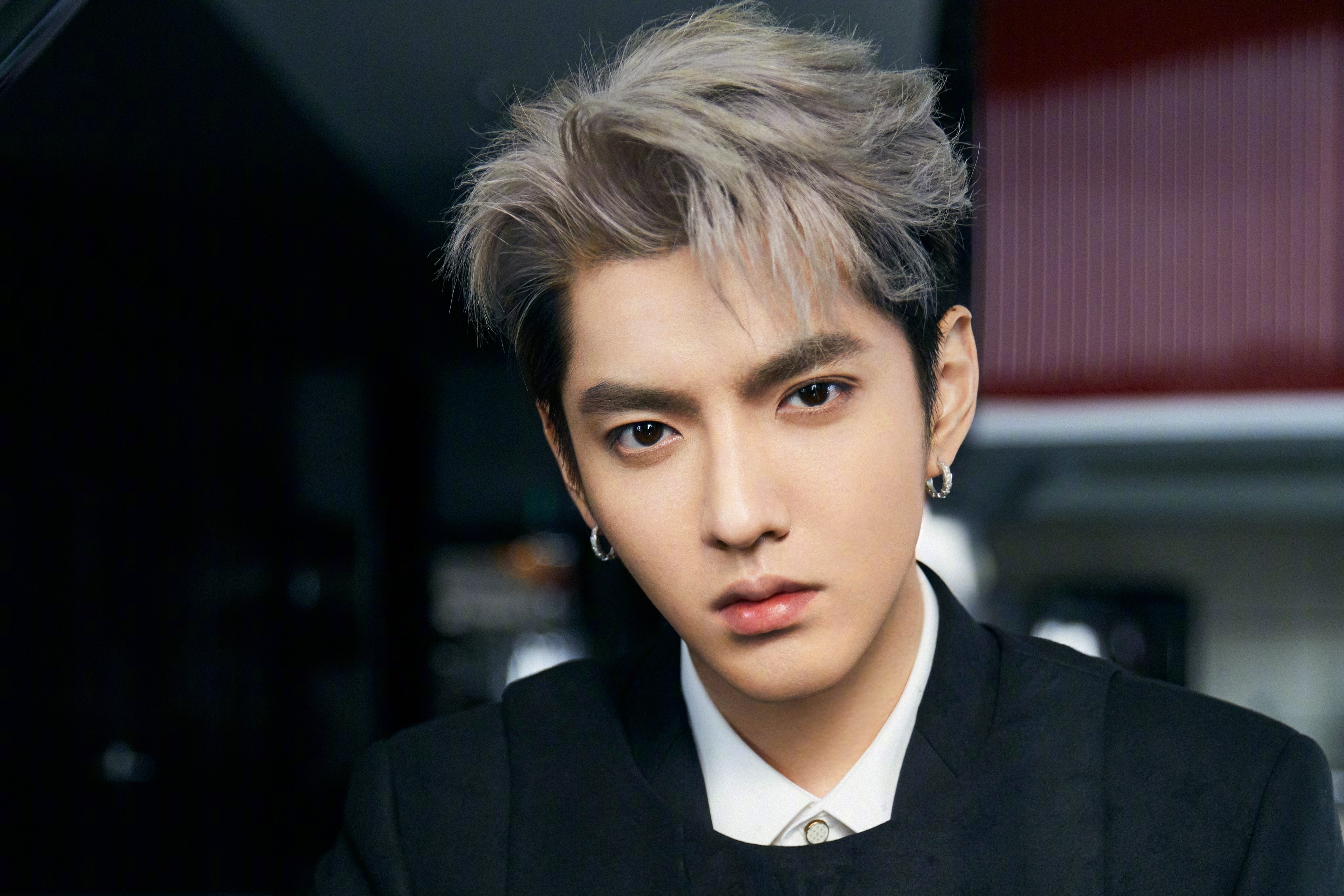 Ngo Diec Pham mat 14 hop dong quang cao trong 2 ngay hinh anh