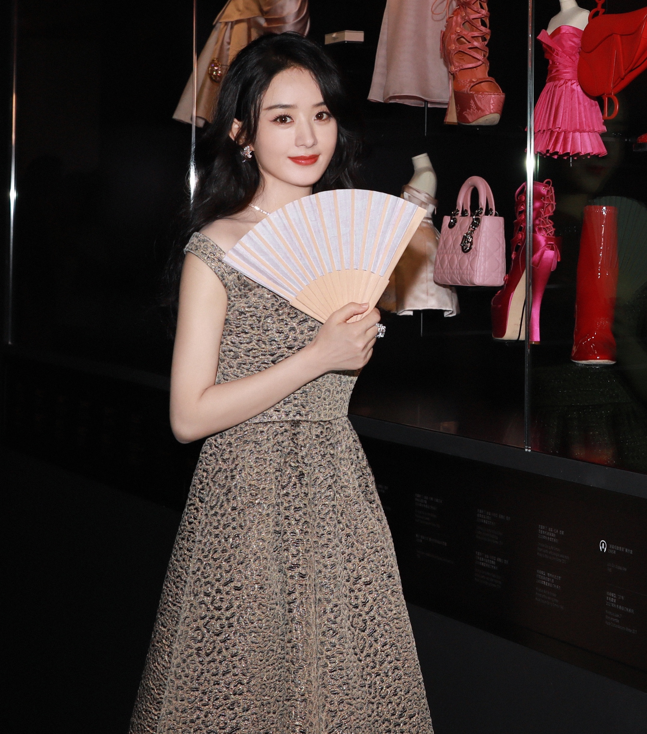 Trieu Le Dinh canh diem trong su kien thoi trang anh 3