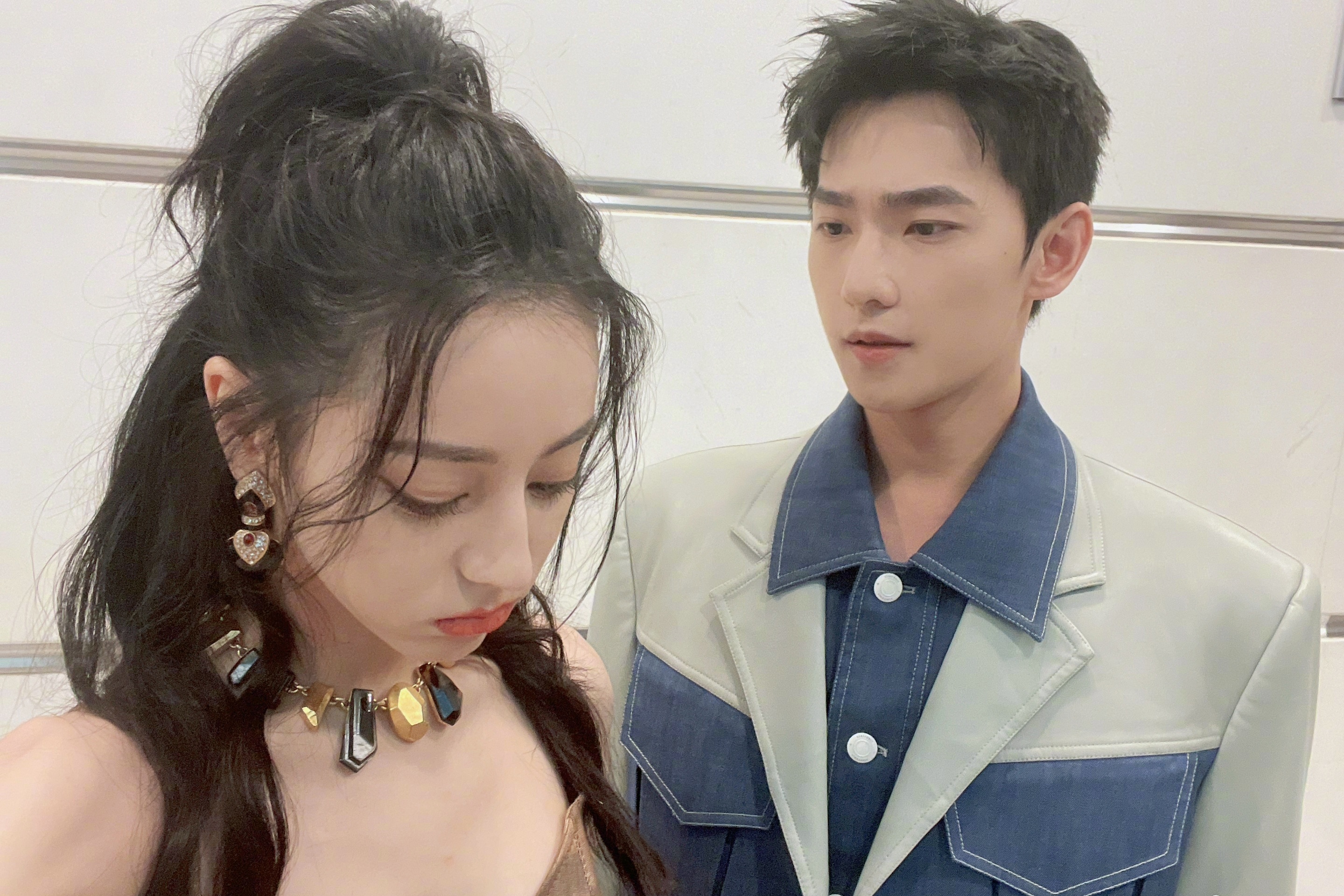 Duong Duong dien do trong phim voi Dich Le Nhiet Ba hinh anh