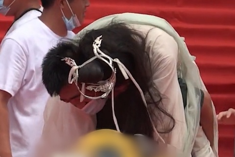 Nu dien vien ngat tren phim truong vi thoi tiet qua nong hinh anh