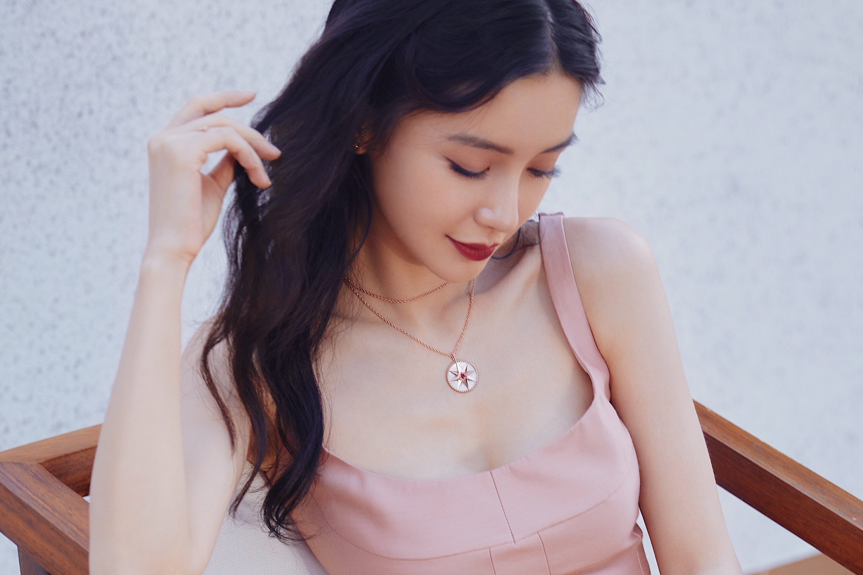 Hau truong canh hon cua Angelababy hinh anh