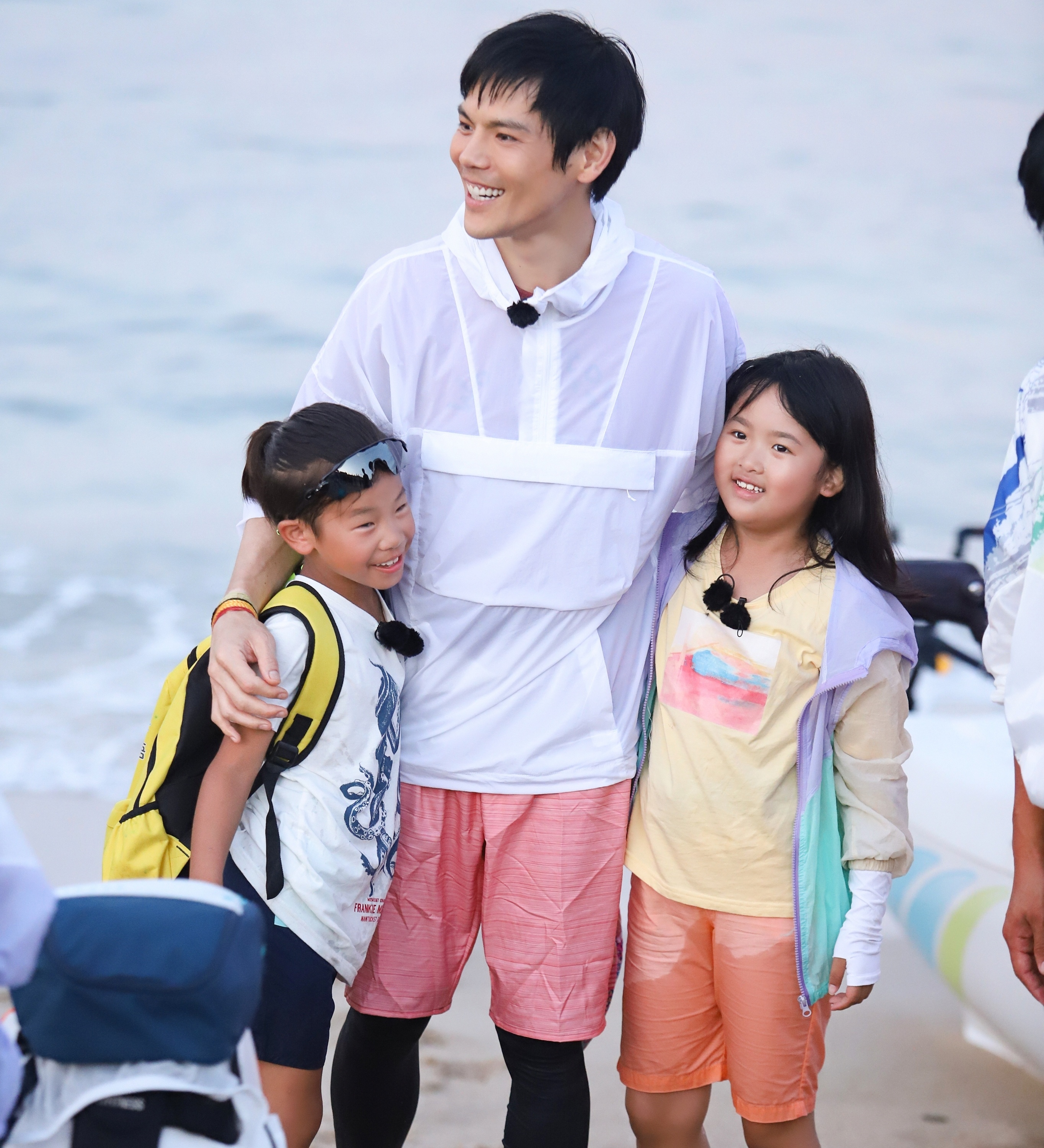 Huong Ta cuu be trai roi xuong bien anh 2