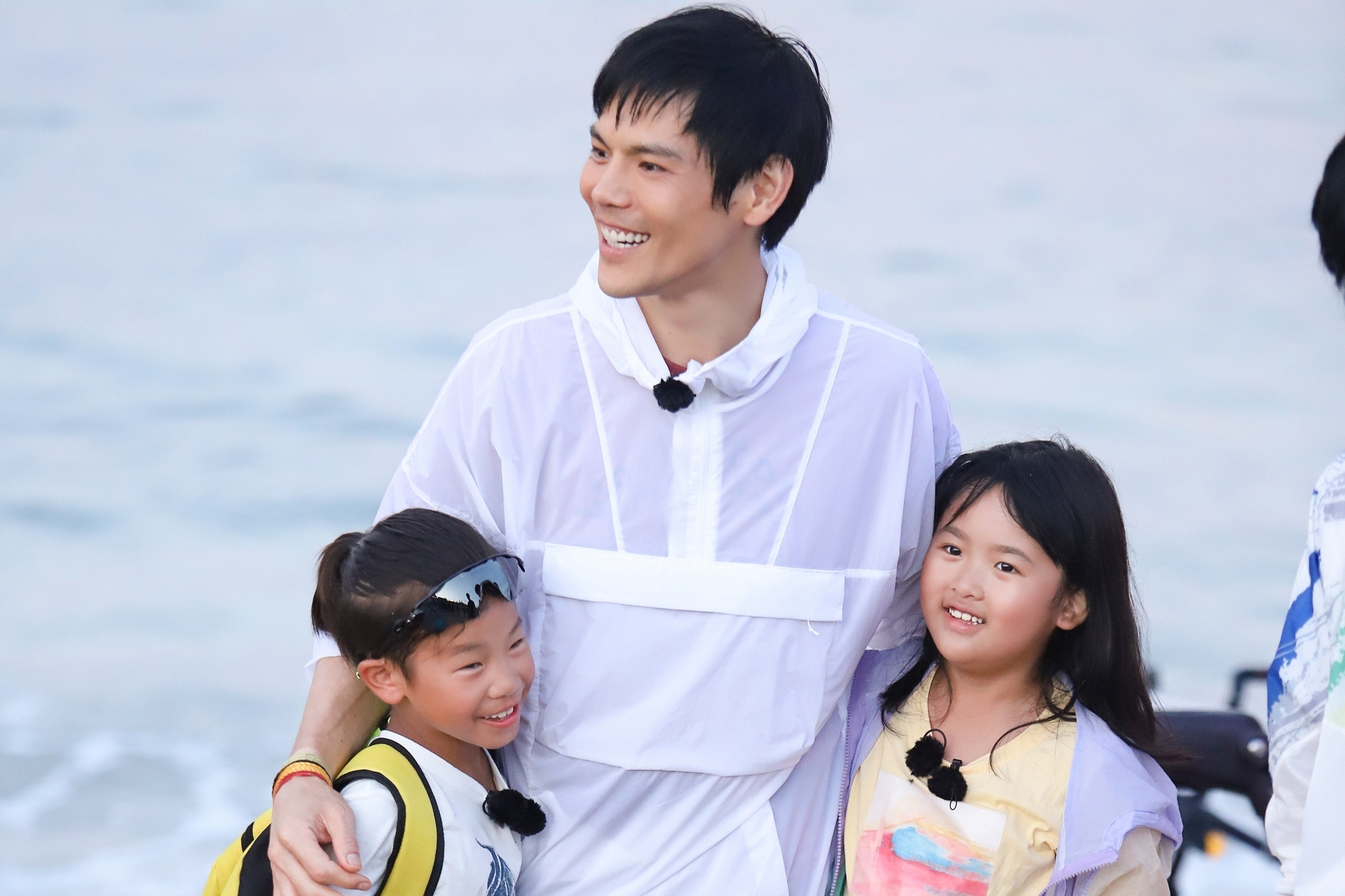 Nam dien vien Huong Ta cuu be trai roi xuong bien hinh anh