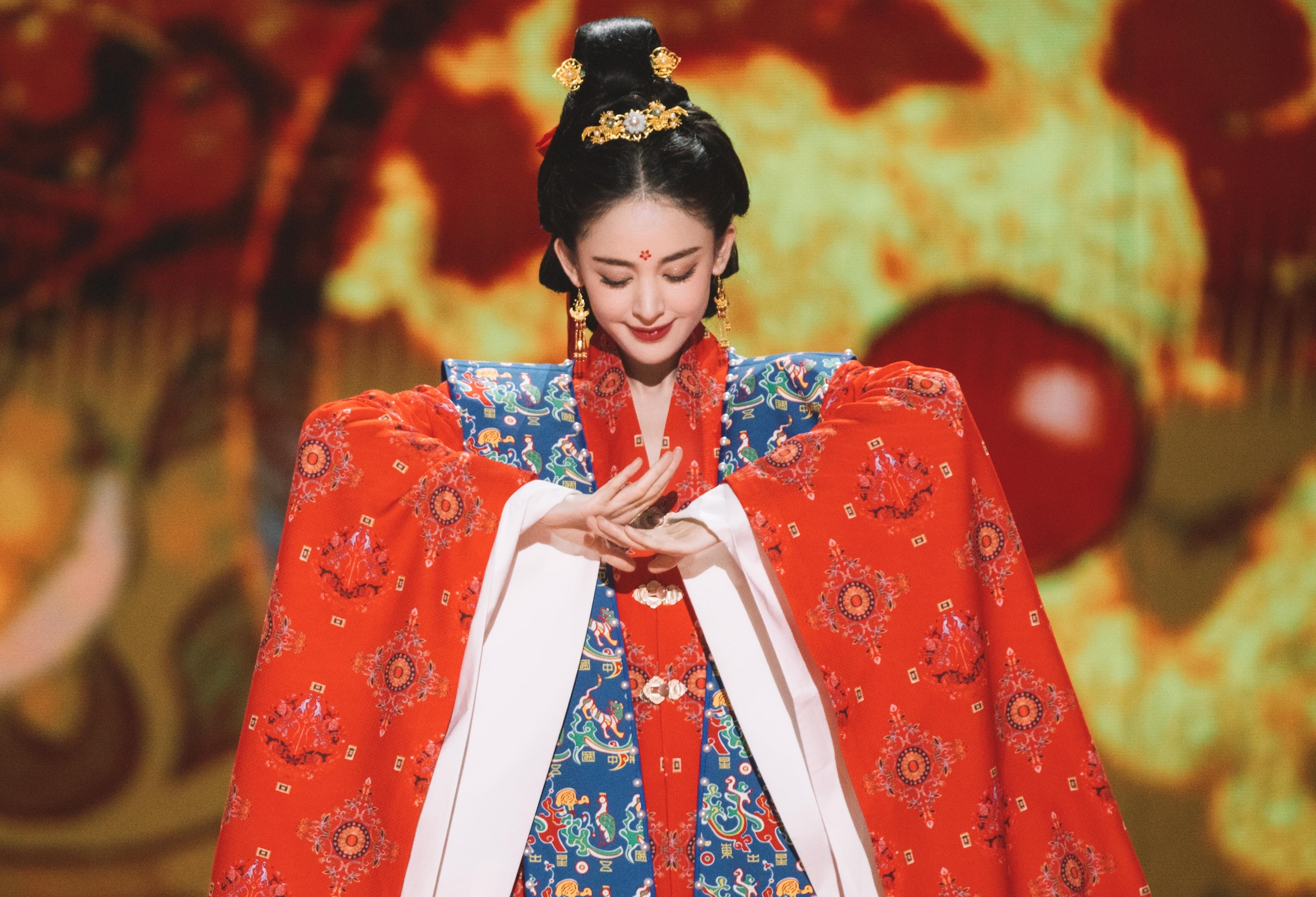 My nhan Tan Cuong Co Luc Na Trat anh 4