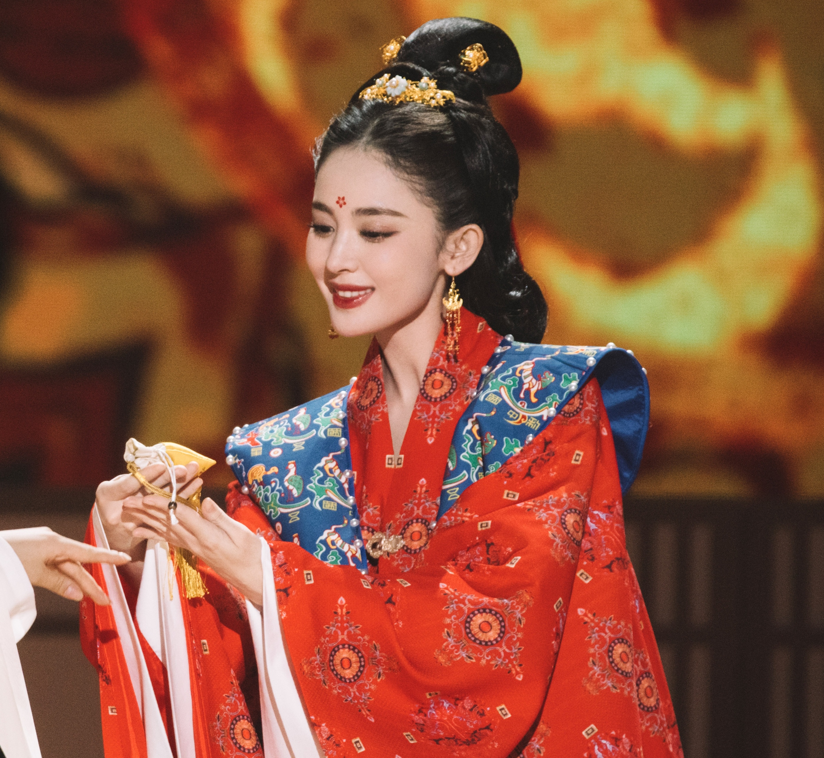 My nhan Tan Cuong Co Luc Na Trat anh 2