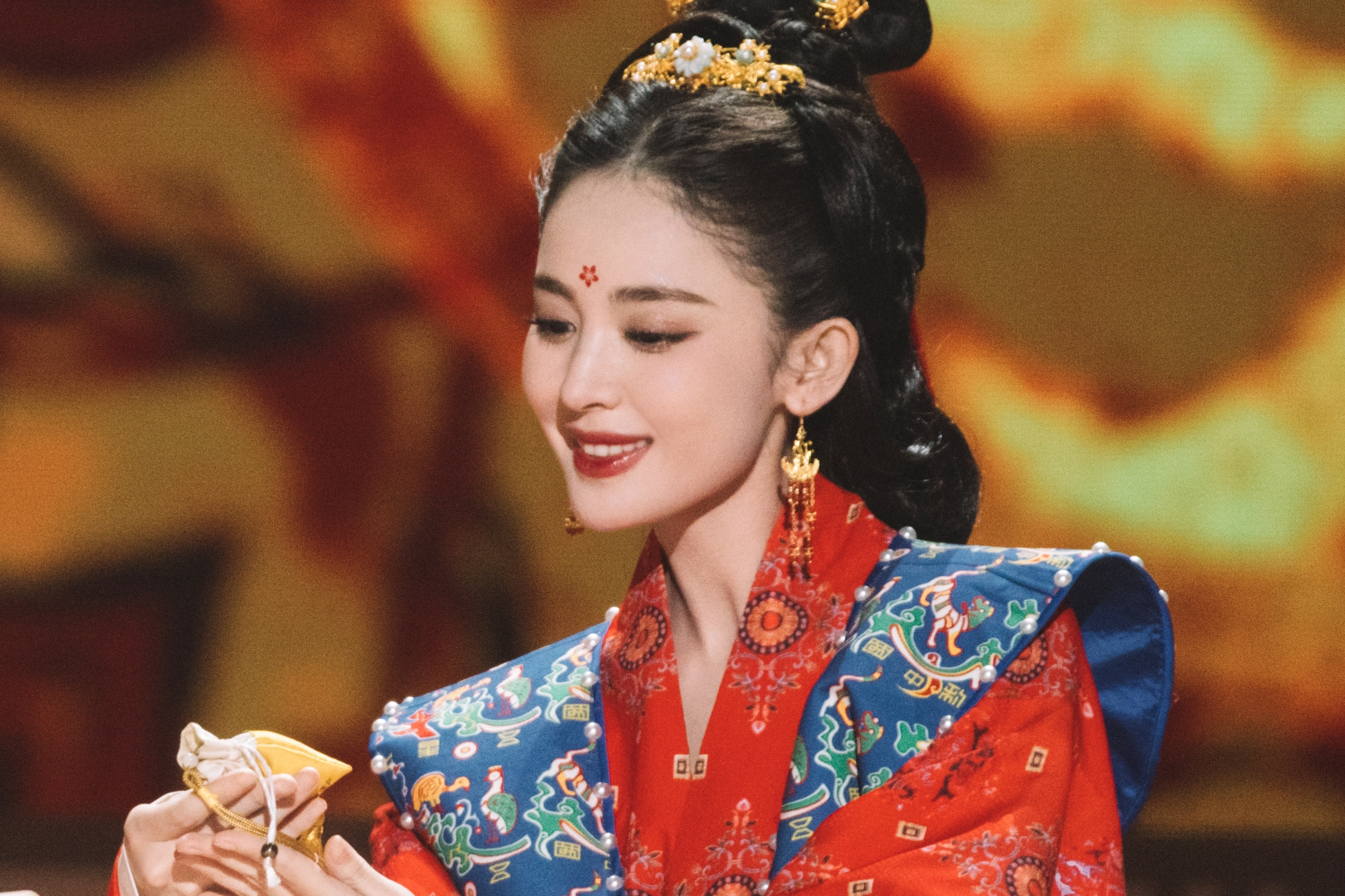 Man mua thay trang phuc trong nhay mat cua Co Luc Na Trat hinh anh