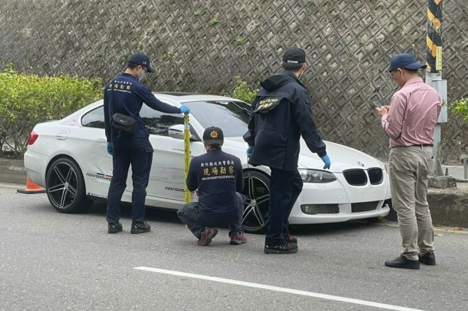 Doan phim 'Dien ha luu manh' phat hien nguoi dan ong chet trong oto hinh anh