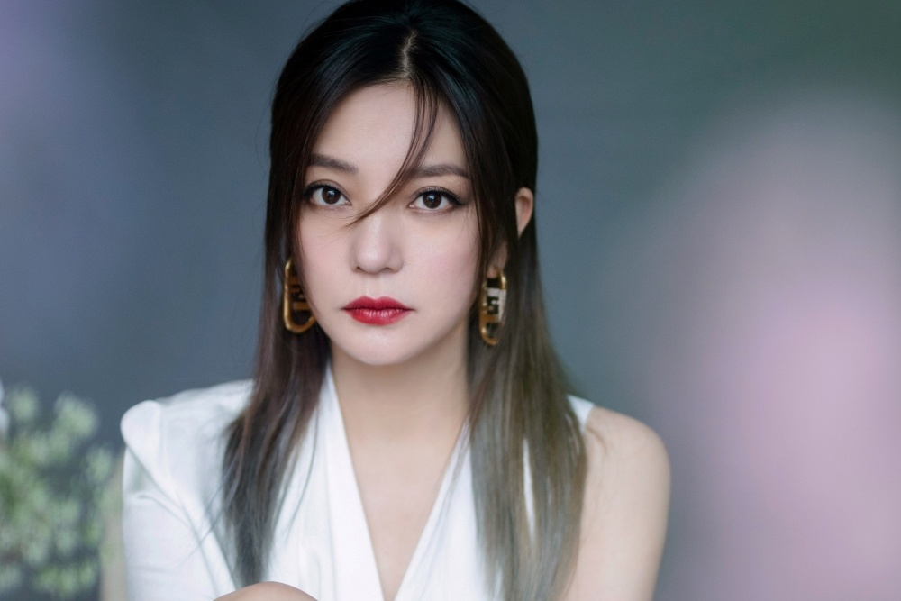 Vi sao Trieu Vy mat su nghiep chi sau mot dem? hinh anh