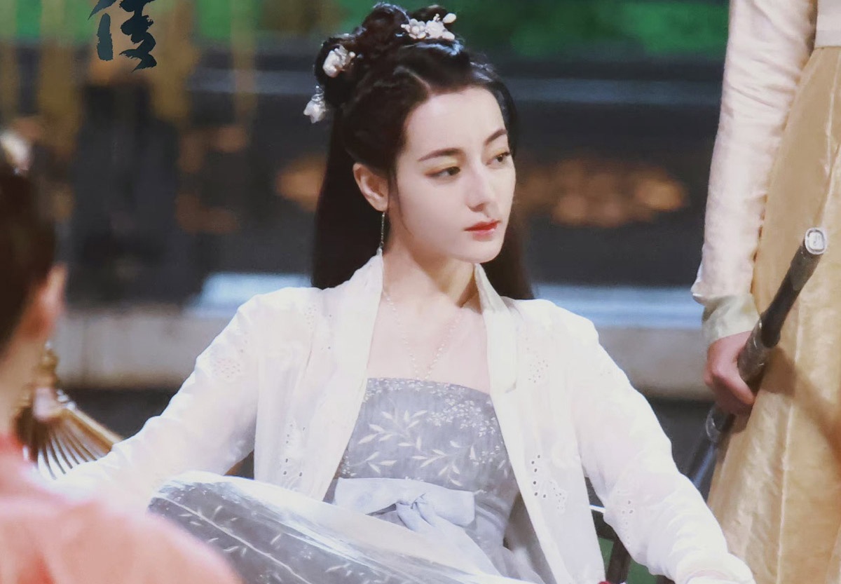 Dich Le Nhiet Ba sau tai tieng dieu tra giai thuong hinh anh