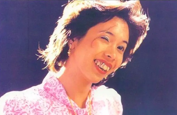 Mac Van Uy tinh cu Chau Tinh Tri anh 1