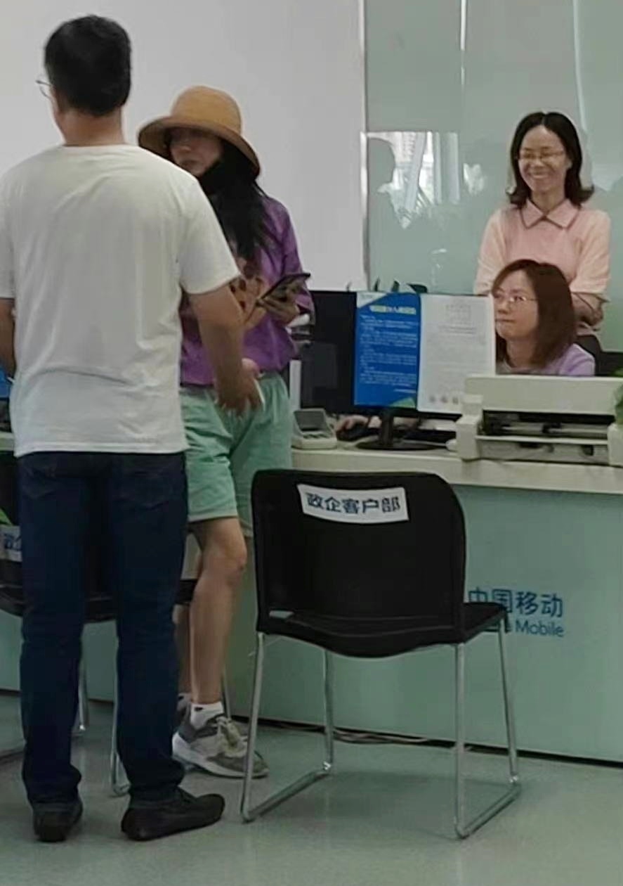 Trieu Vy xuat hien sau khi bi phong sat anh 3