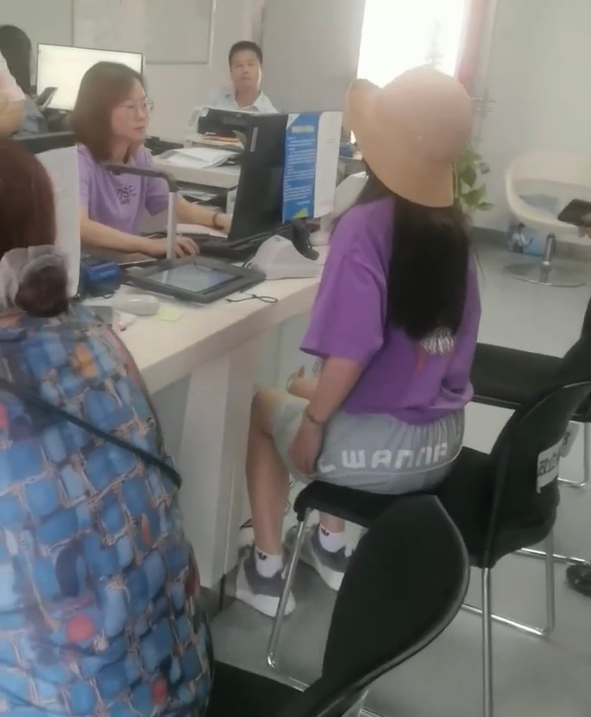 Trieu Vy xuat hien sau khi bi phong sat anh 2