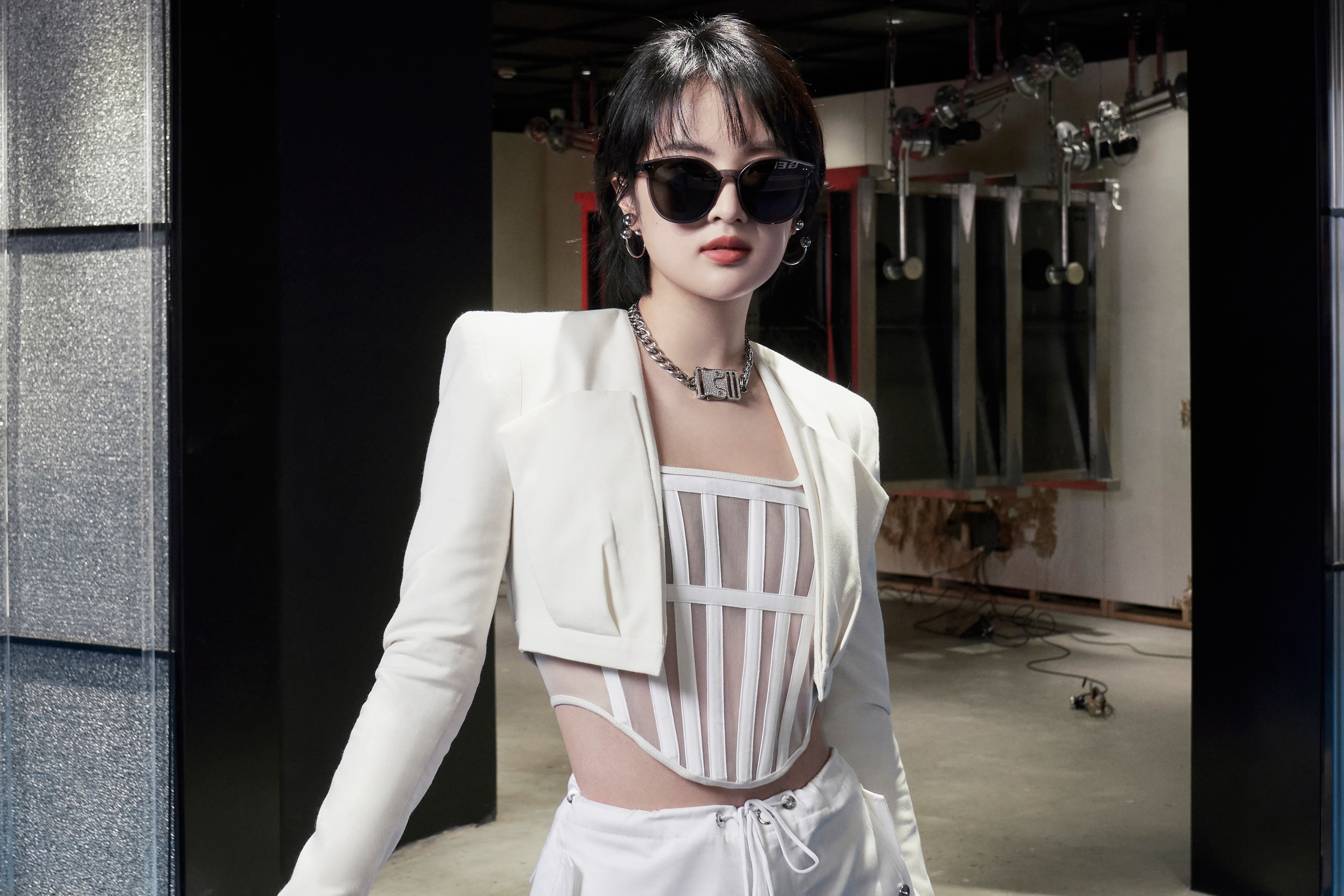 MV cua ai nu tap doan Huawei bi che kho nghe hinh anh