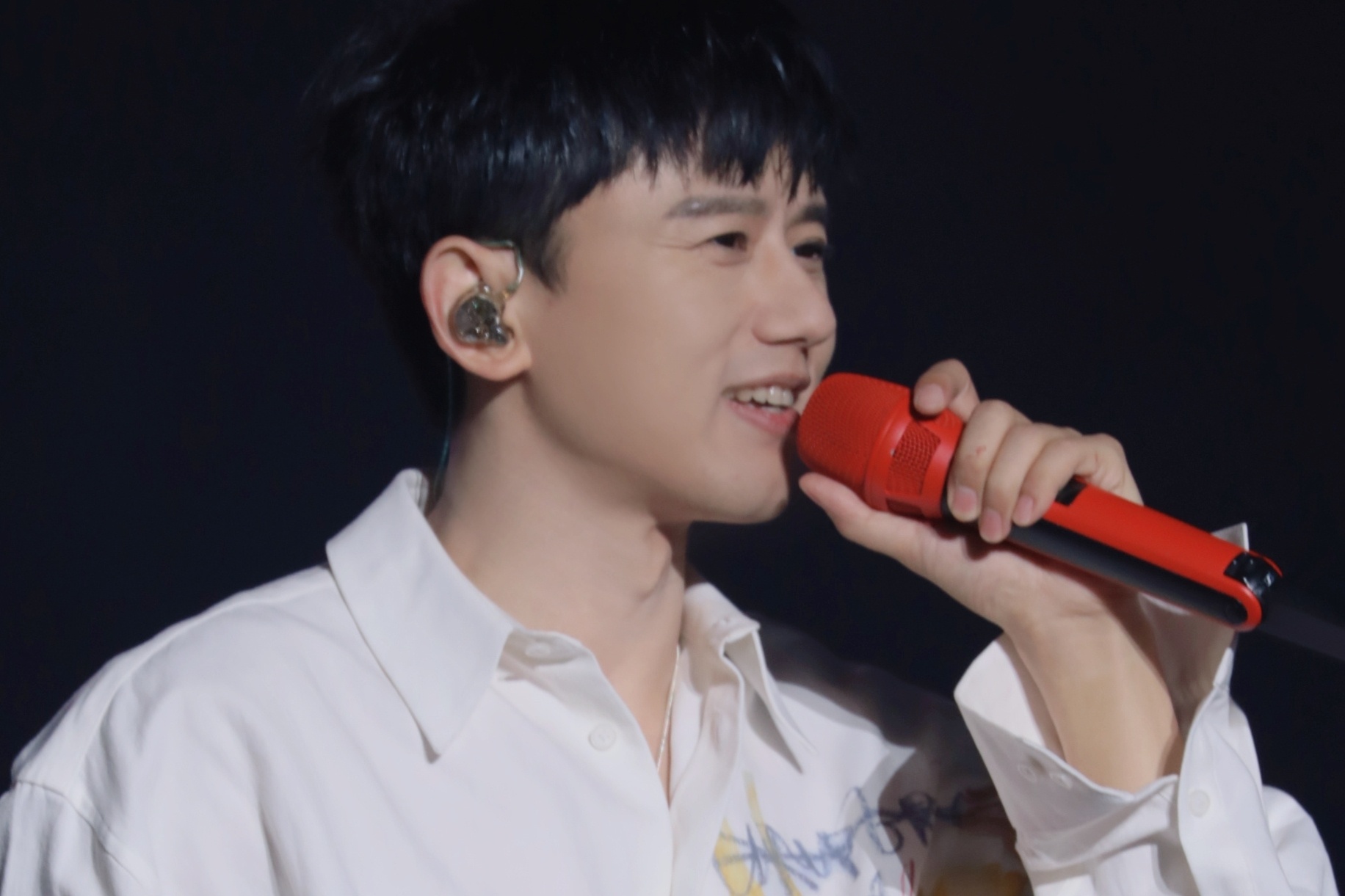 Nam ca si Truong Kiet bi roi xuong san khau hinh anh