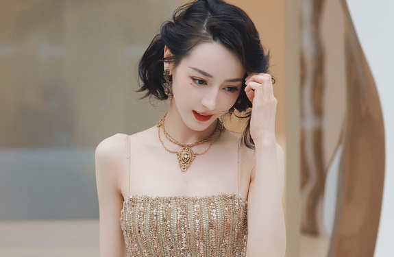 Dich Le Nhiet Ba co hon 30 hop dong, tro thanh nu hoang quang cao hinh anh