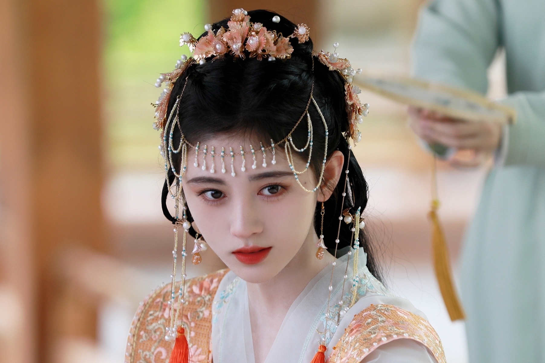 Cuc Tinh Y cuoi ngua gia tren phim hinh anh