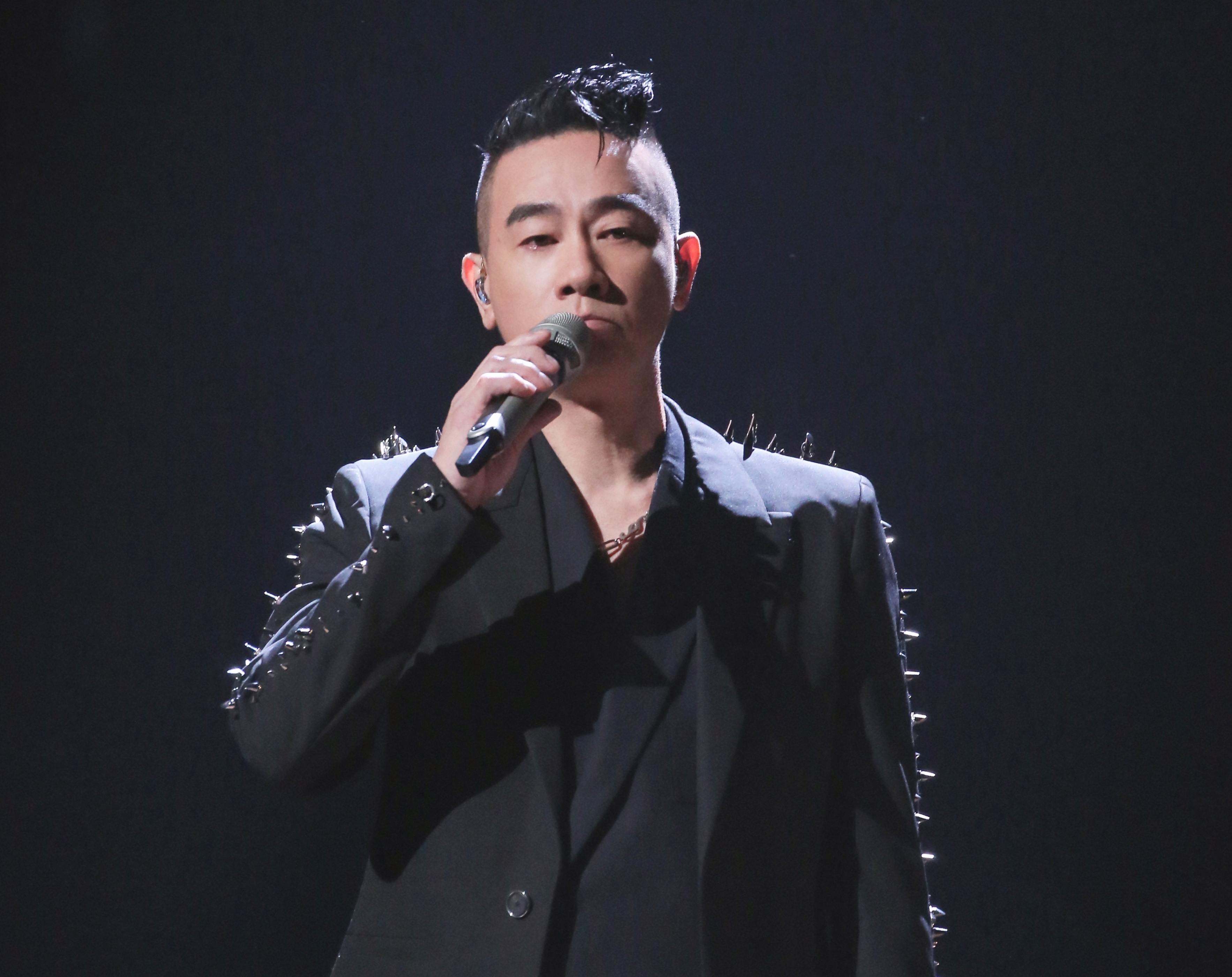 Tran Tieu Xuan thang Anh trai vuot moi chong gai anh 2