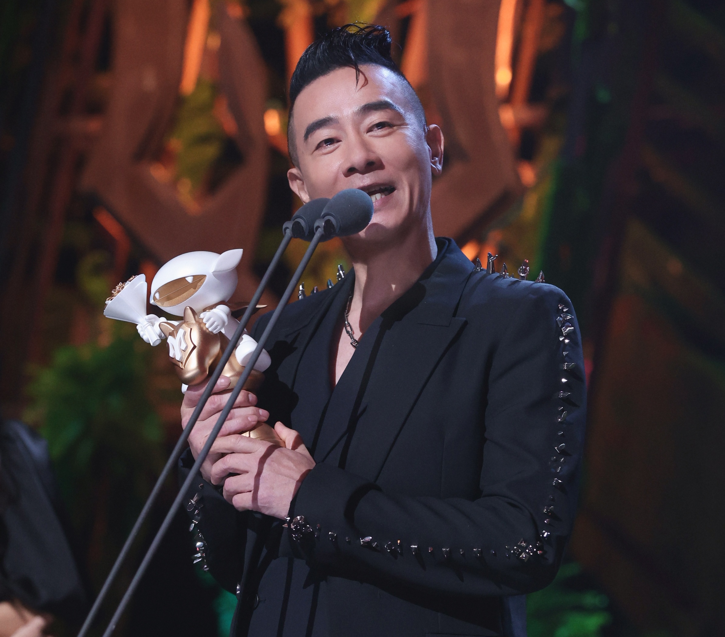 Tran Tieu Xuan thang Anh trai vuot moi chong gai anh 1