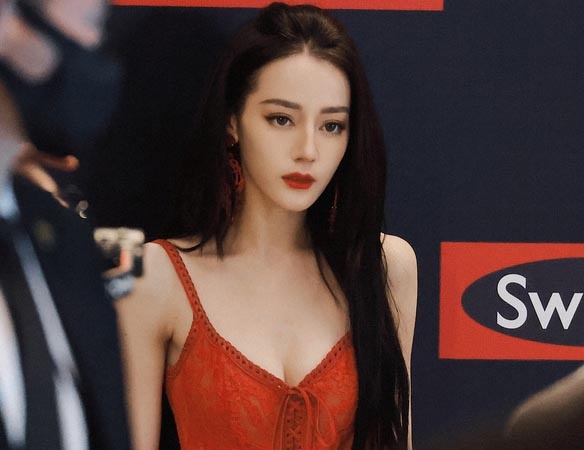 Dich Le Nhiet Ba bi che cuoi khi nhan giai thuong dien xuat hinh anh