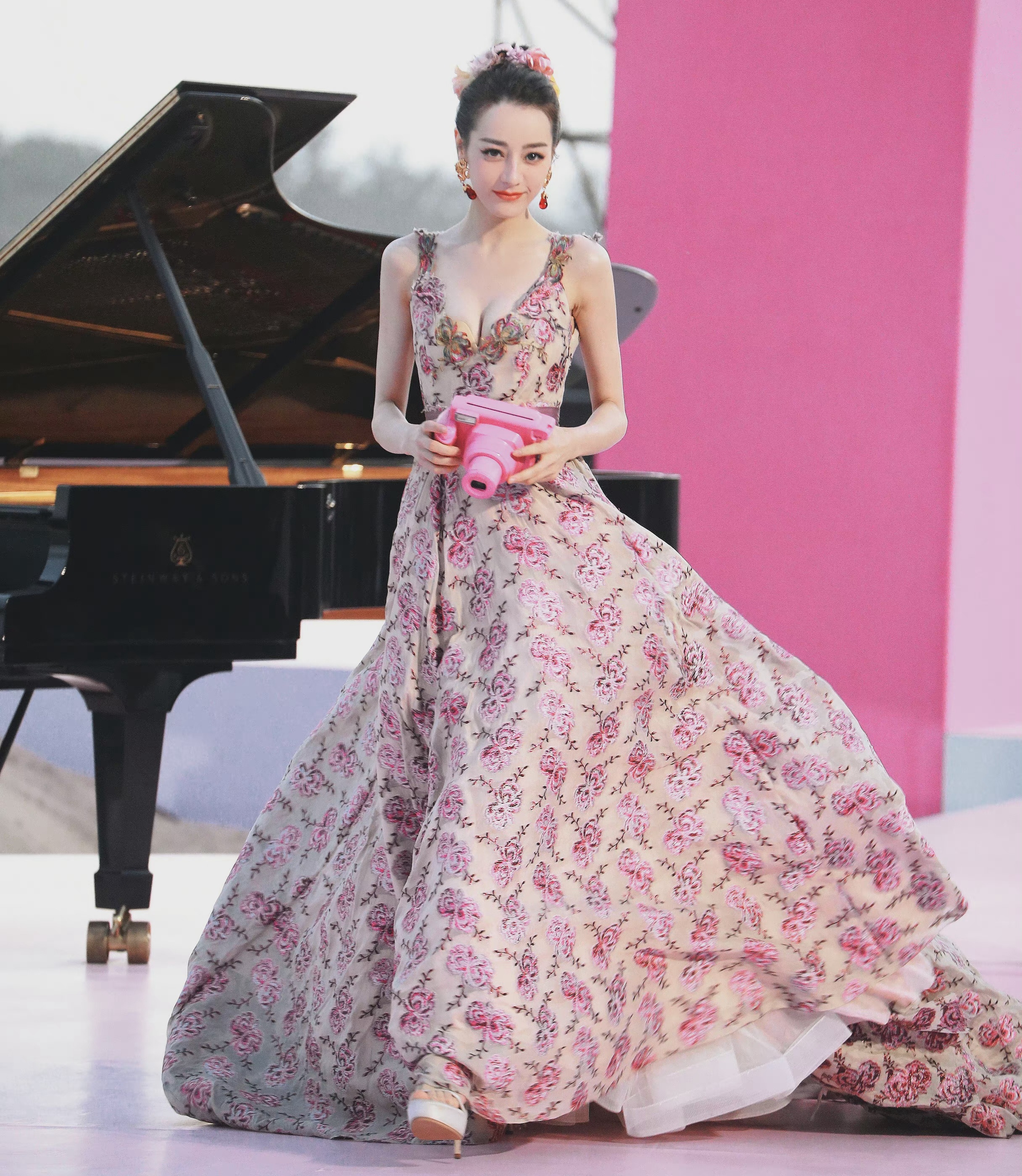 Angelababy cầm đũa phép thuật trong sự kiện GQ ảnh 6 Angelababy cam dua phep thuat trong su kien GQ anh 6