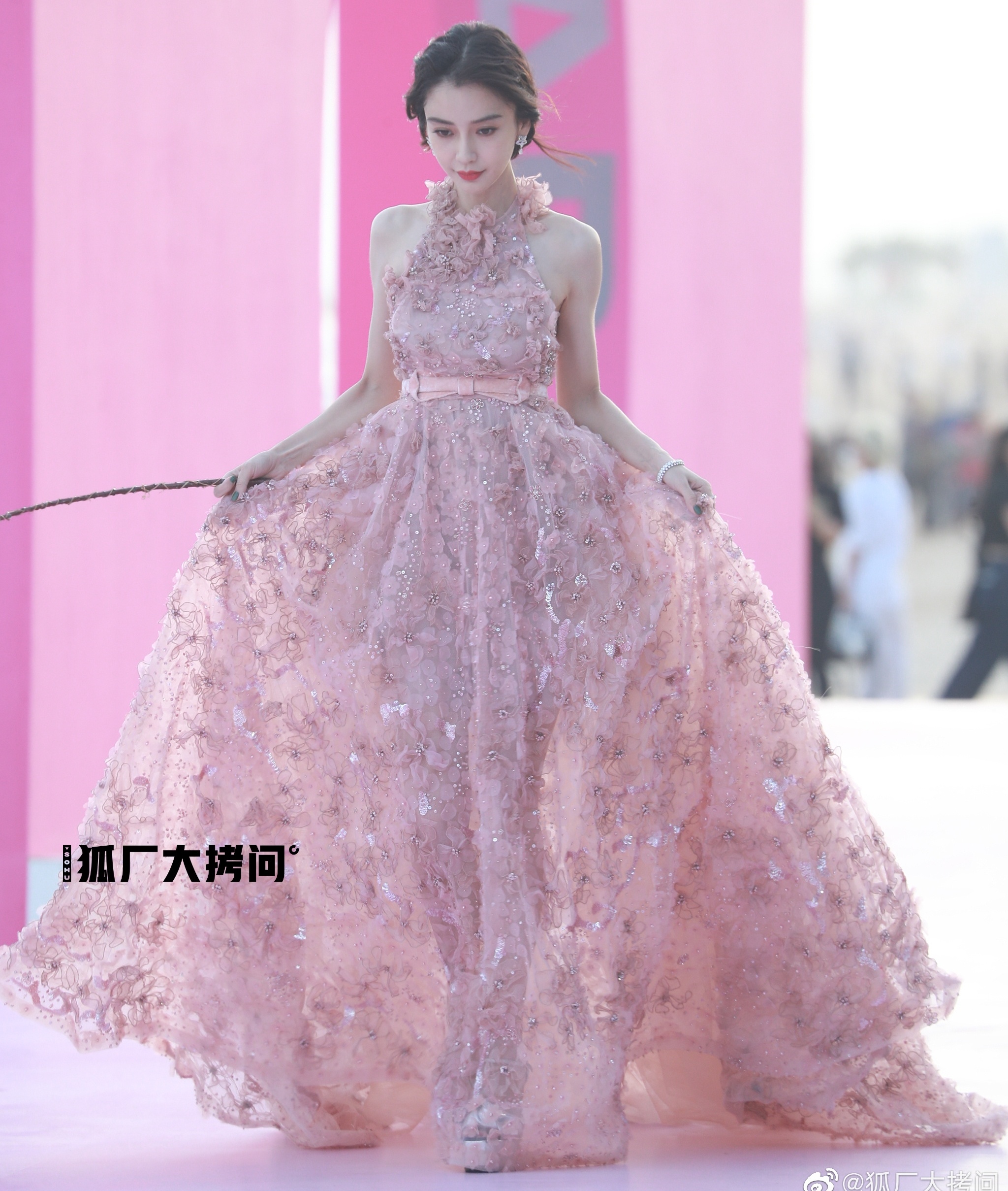 Angelababy cầm đũa phép thuật trong sự kiện GQ ảnh 2 Angelababy cam dua phep thuat trong su kien GQ anh 2