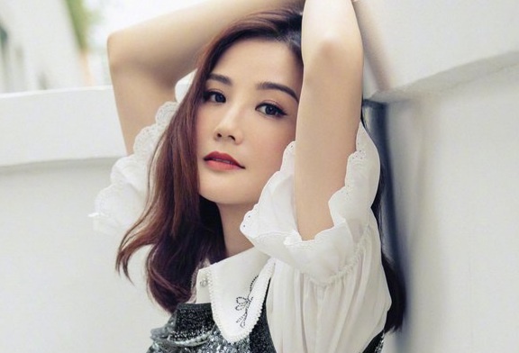 Nu ca si duoc goi la 'ba hoang cua nhung toa nha' hinh anh