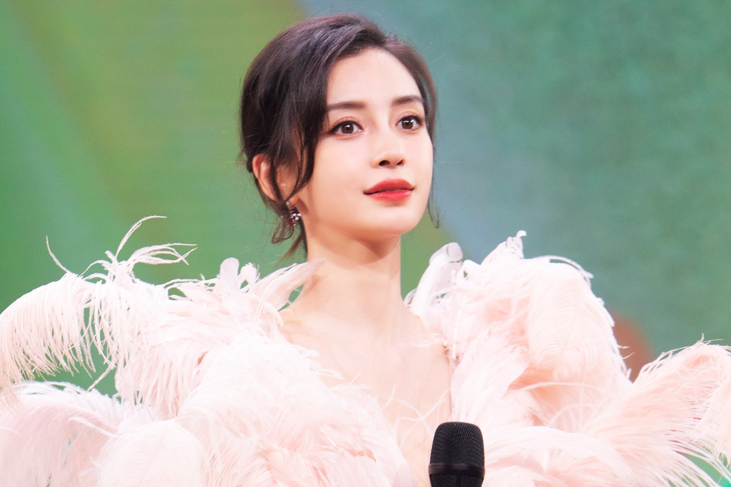 Tao hinh cua Duong Mich, Angelababy trong show chao nam moi hinh anh