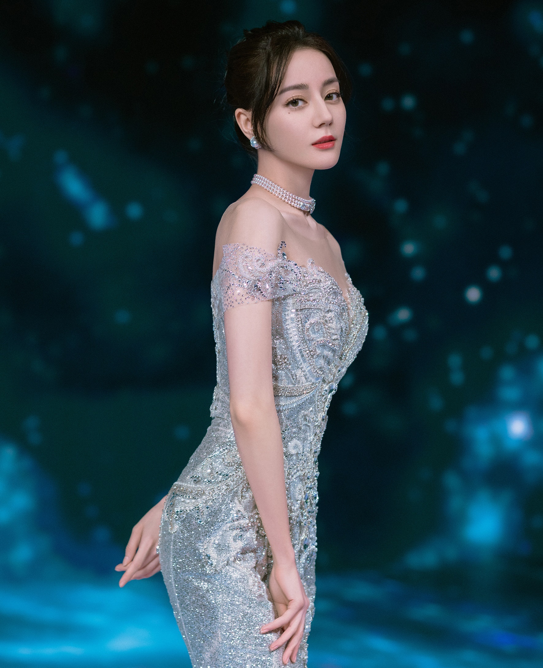 Địch Lệ Nhiệt Ba diện váy của nhà thiết kế Phạm Đặng Anh Thư ảnh 2 Dich Le Nhiet Ba dien vay cua nha thiet ke Pham Dang Anh Thu anh 2