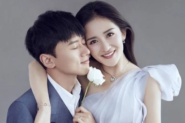 Vo chong Ta Na phu nhan quyt tien hinh anh