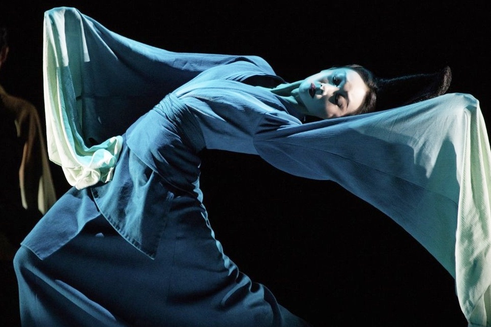 My nhan noi tieng vi dieu mua uon cong lung 90 do hinh anh