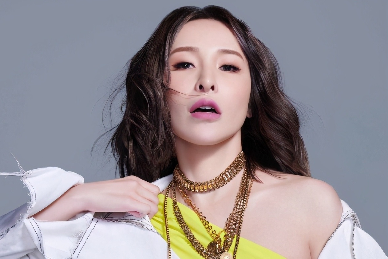 Tieu A Hien phai phau thuat chinh sua guong mat nhieu lan hinh anh