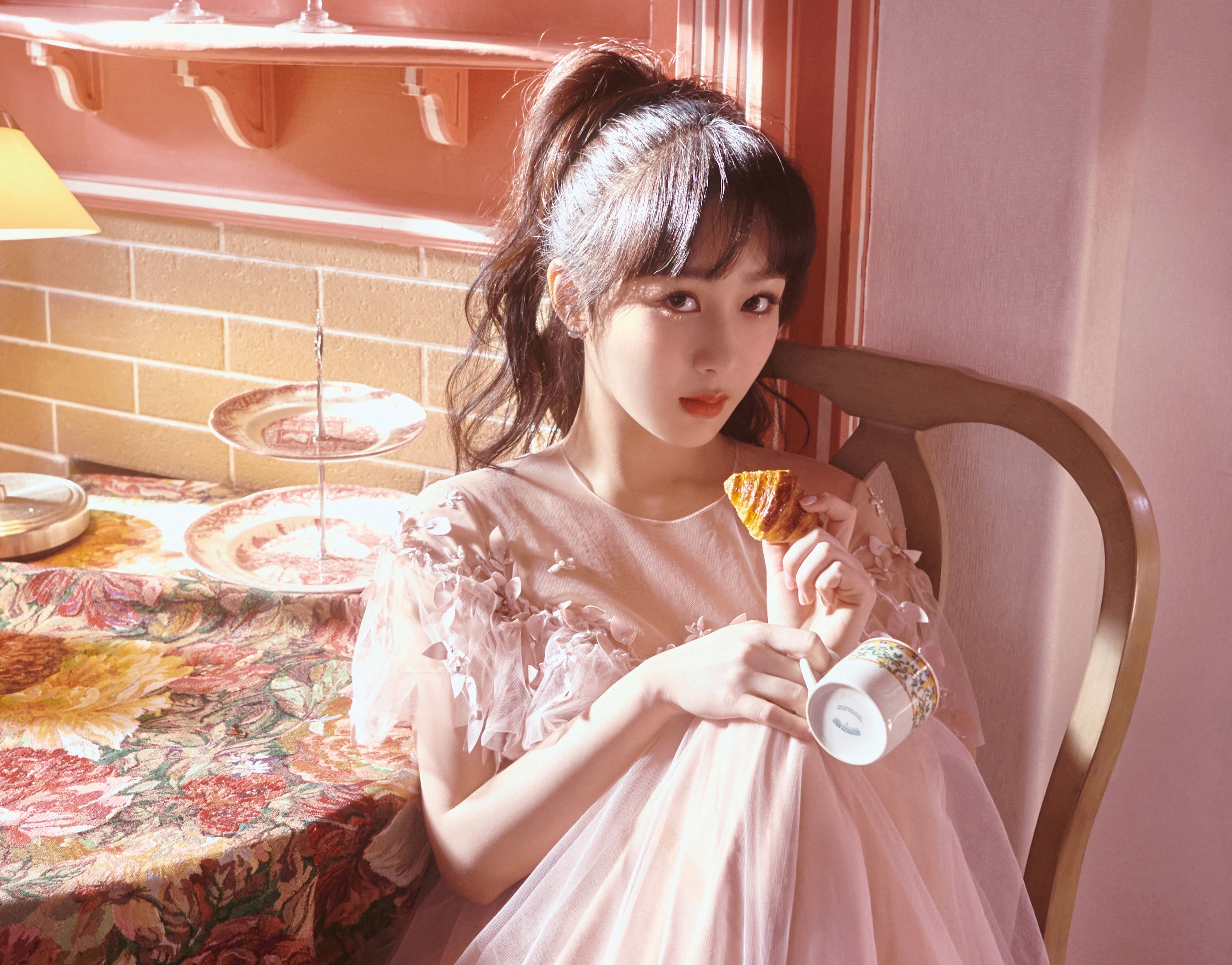 Dang Luan bi cam song anh 9