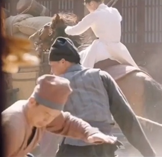 hau truong canh su dung ngua gia phim trung quoc anh 11