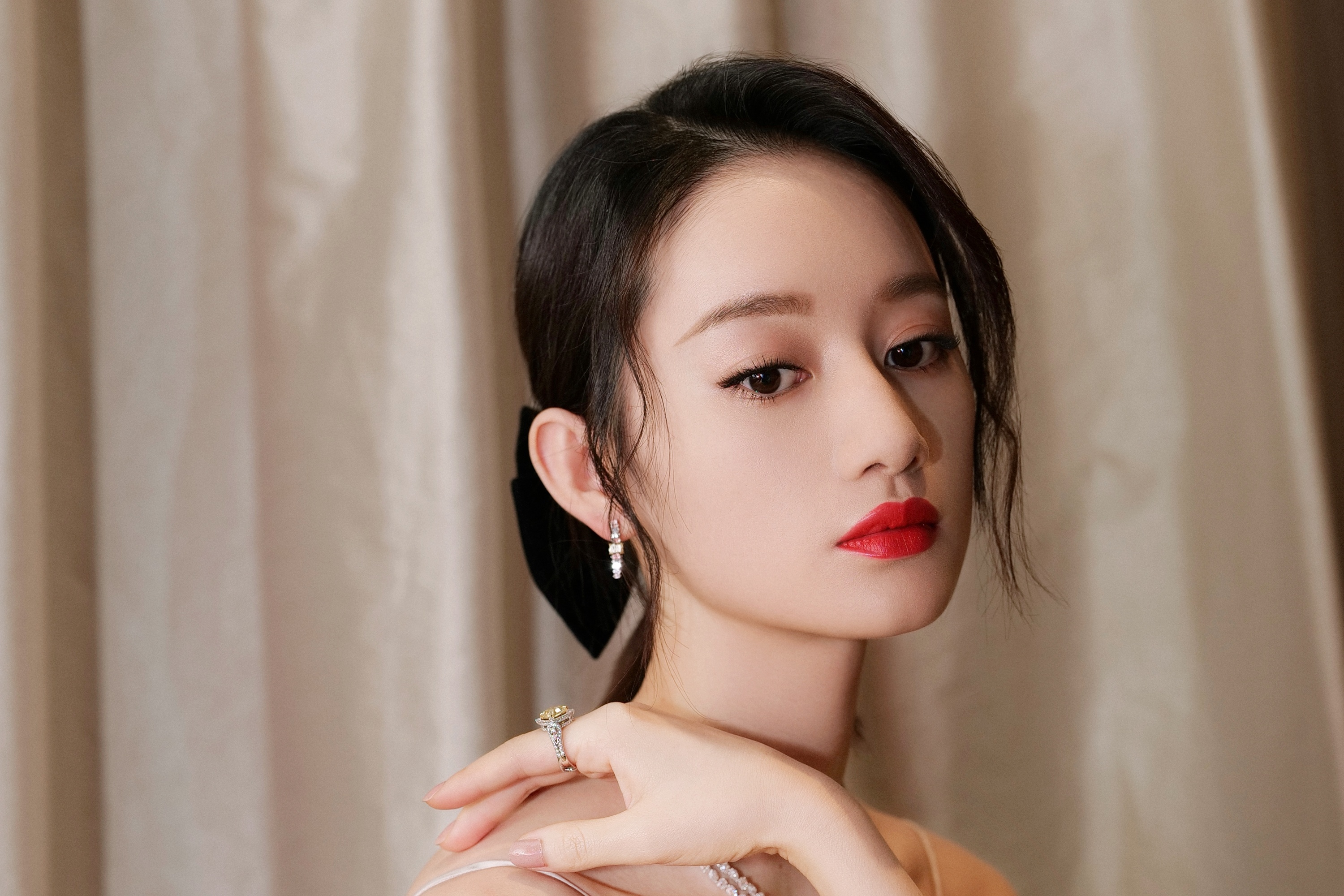 Sao nu dien lan at Dich Le Nhiet Ba hinh anh