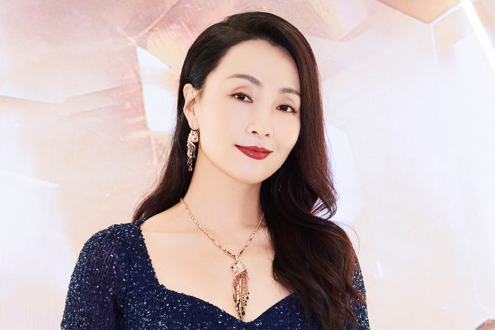 Sao nu 'Tay du ky' bi dieu tra hinh anh