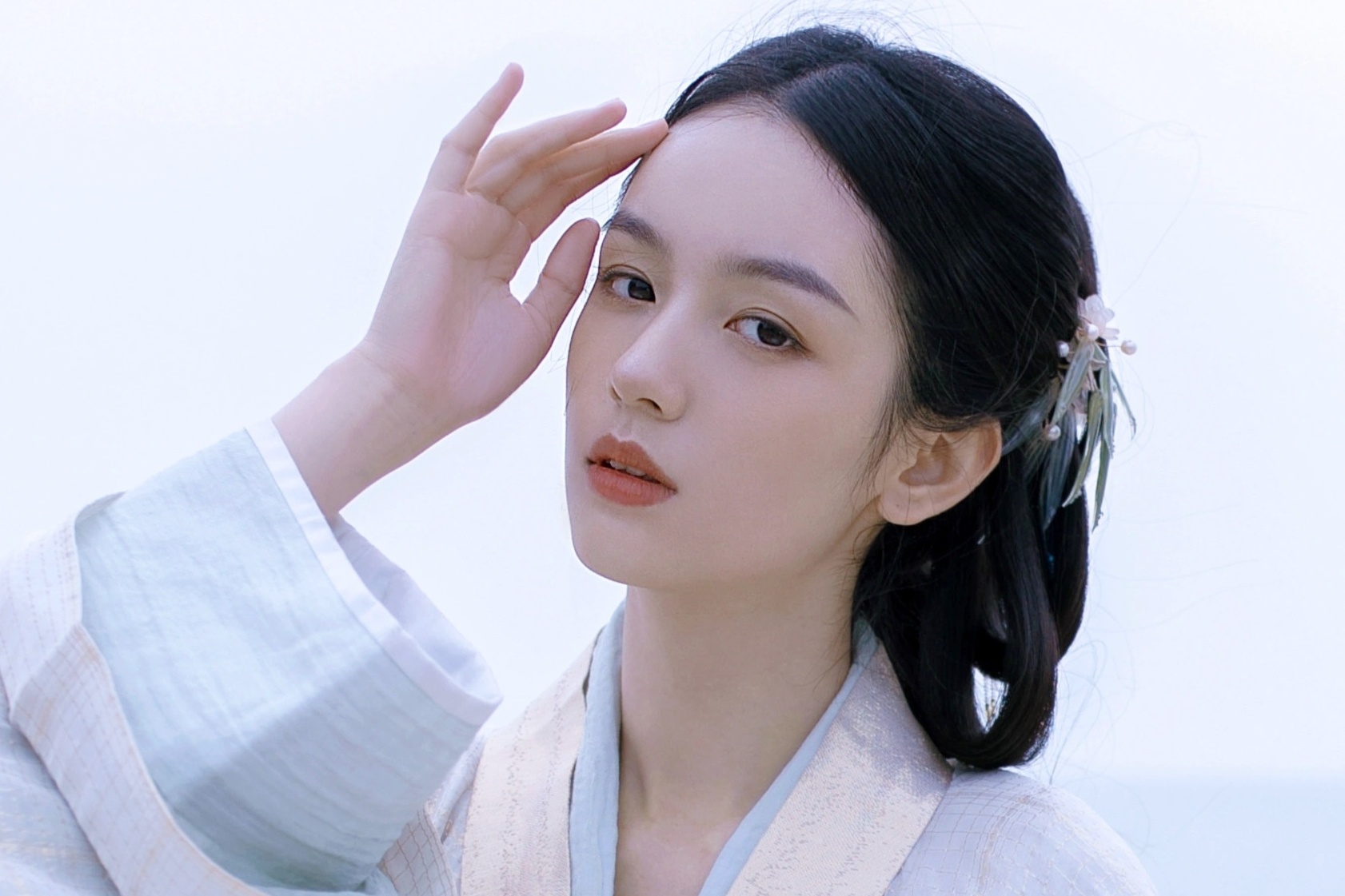 Dan dien vien 'Than dieu dai hiep' cua Tu Khac gay tranh cai hinh anh