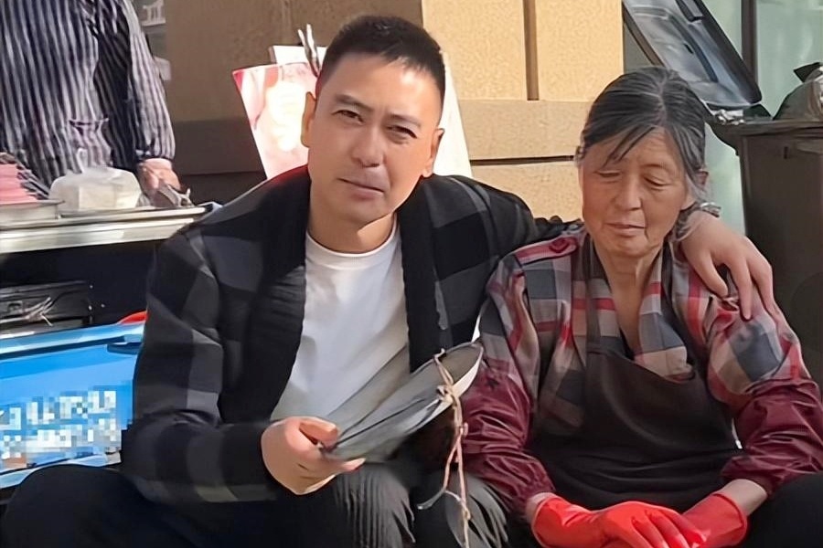Nam dien vien Ly Phi ban ca cung me hinh anh